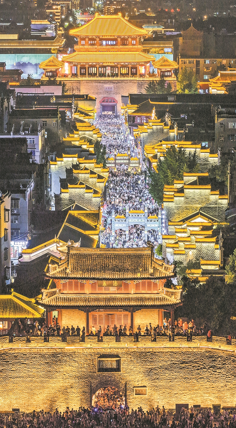 ↑市民和游客在襄阳古城游玩。 记者 杨东 摄