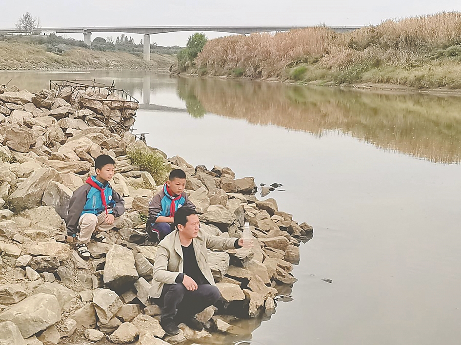 李兵带着学生在唐白河流域取水样。