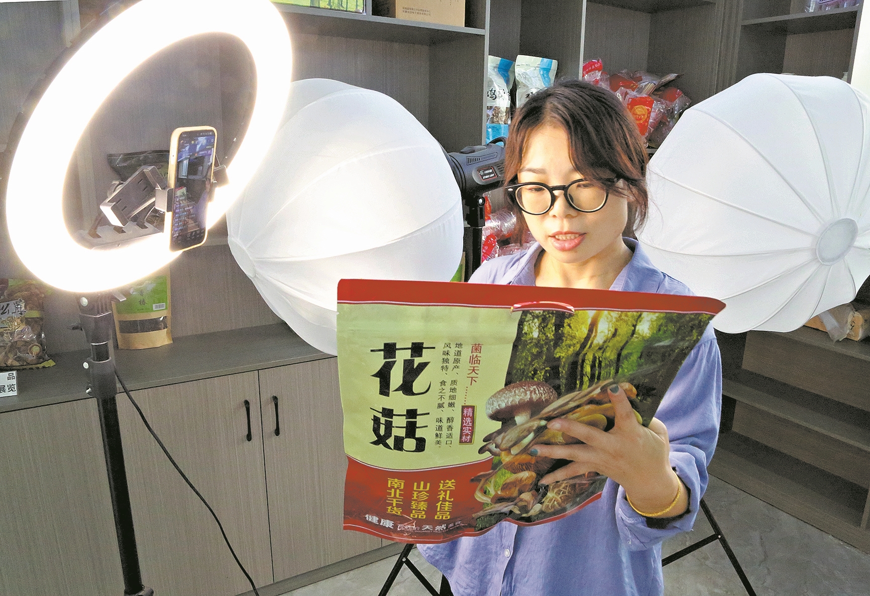 电商直播助农。