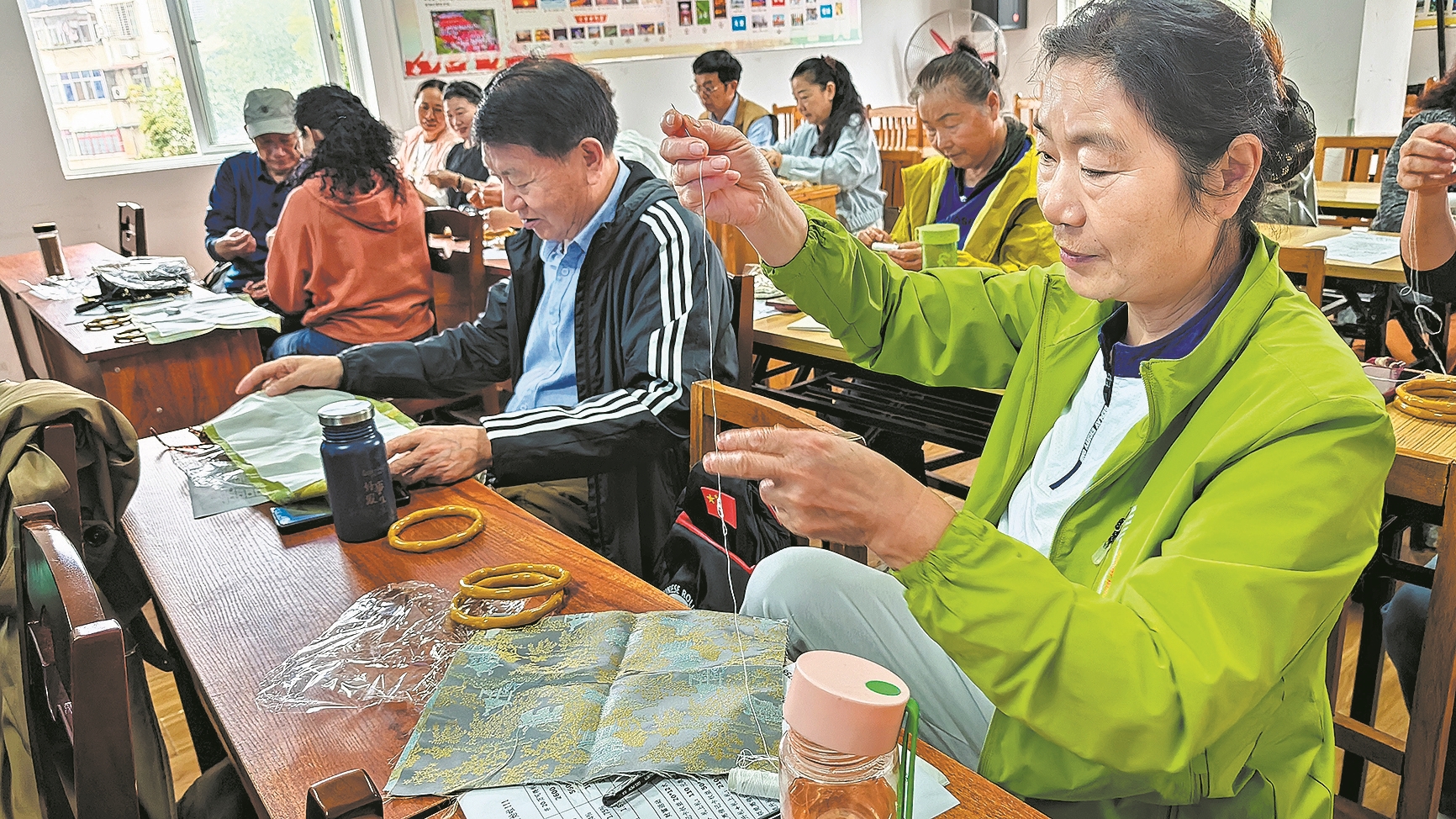 缝制布艺包 记者朱月皎 通讯员曾荆荆 摄