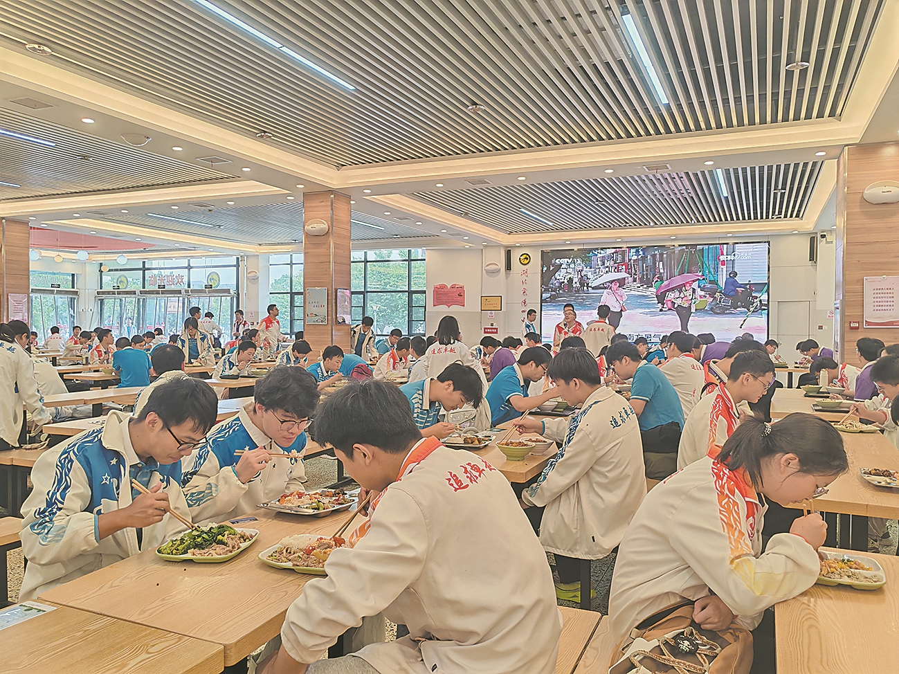学生在食堂就餐