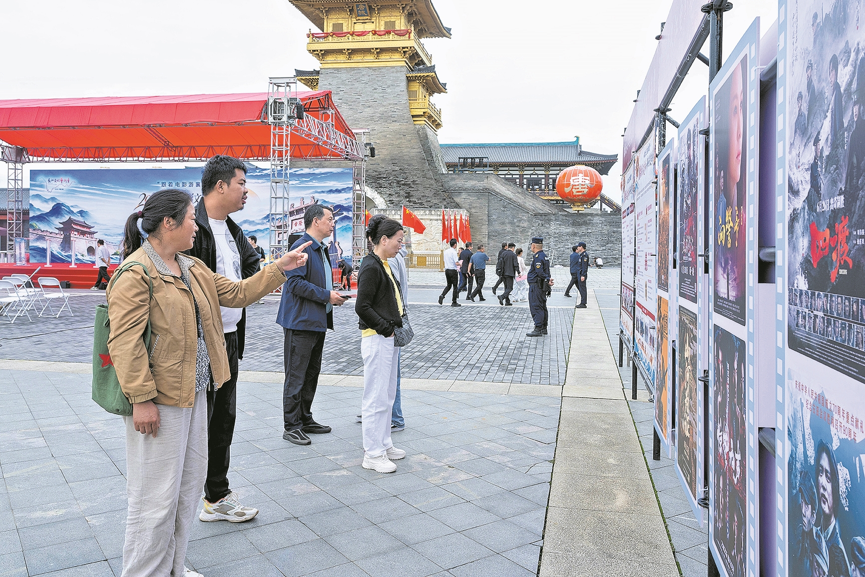 9月30日,市民在“跟着电影游襄阳”2026湖北电影文化嘉年华襄阳分会场启动仪式现场观看电影海报展览。 记者 江旭东 摄