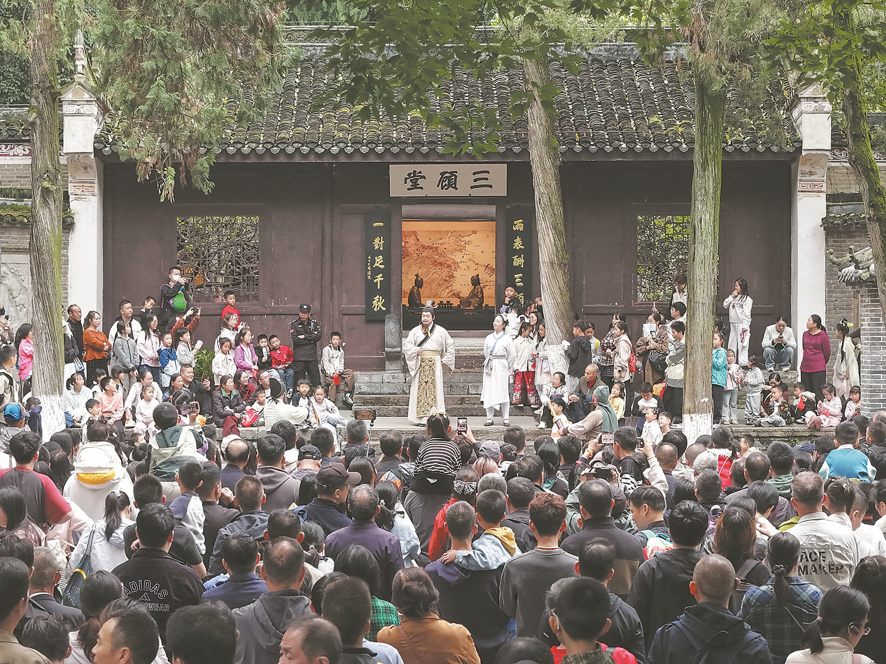 10月2日,游客在古隆中景区三顾堂前观看实景剧。记者 李旭晖 通讯员 钟锐刚 摄