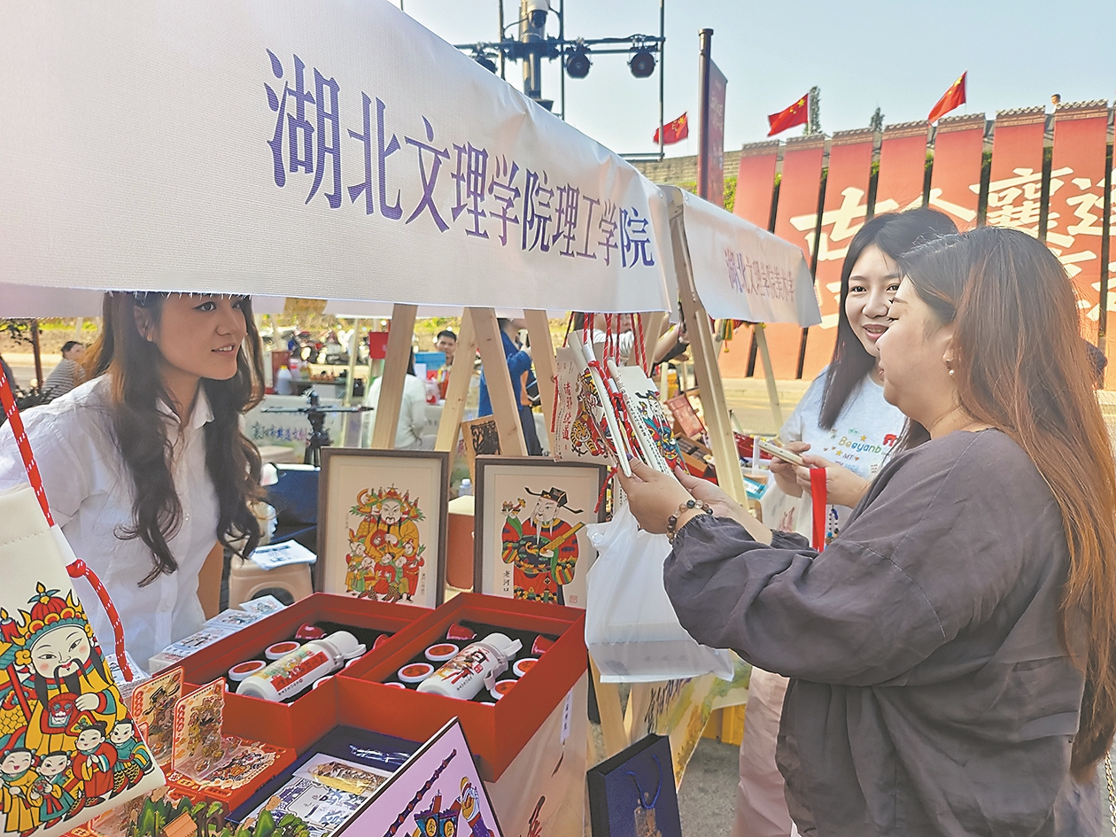 展览引来游客关注。 记者 张亚婷 摄