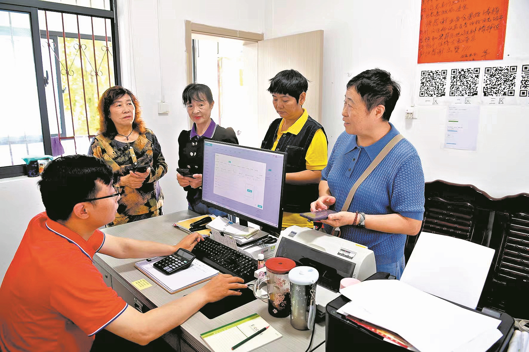 小区居民积极缴纳物业费。记者 王晶晶 摄