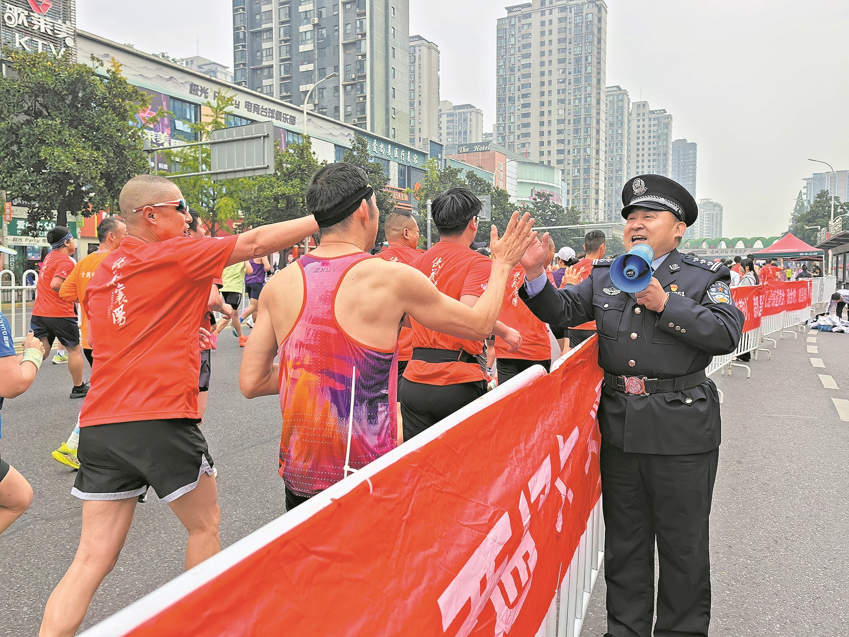 陈祖林在赛道边护航,为选手们加油 记者陈莉莉 摄