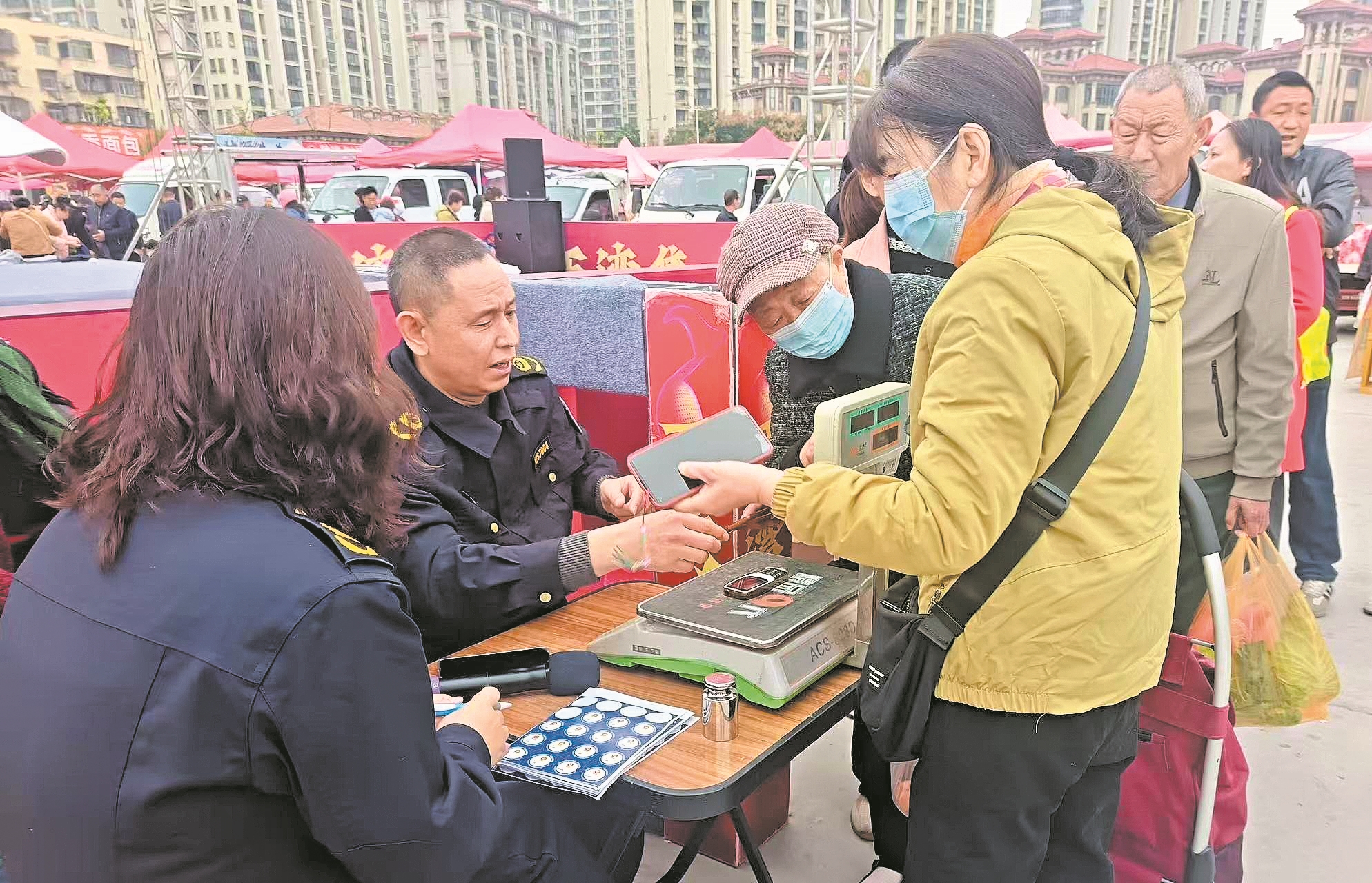 区市场监管局在西湾集市开展服务。 记者 张雪飞 刘自航 通讯员 张颖 刘巍 摄