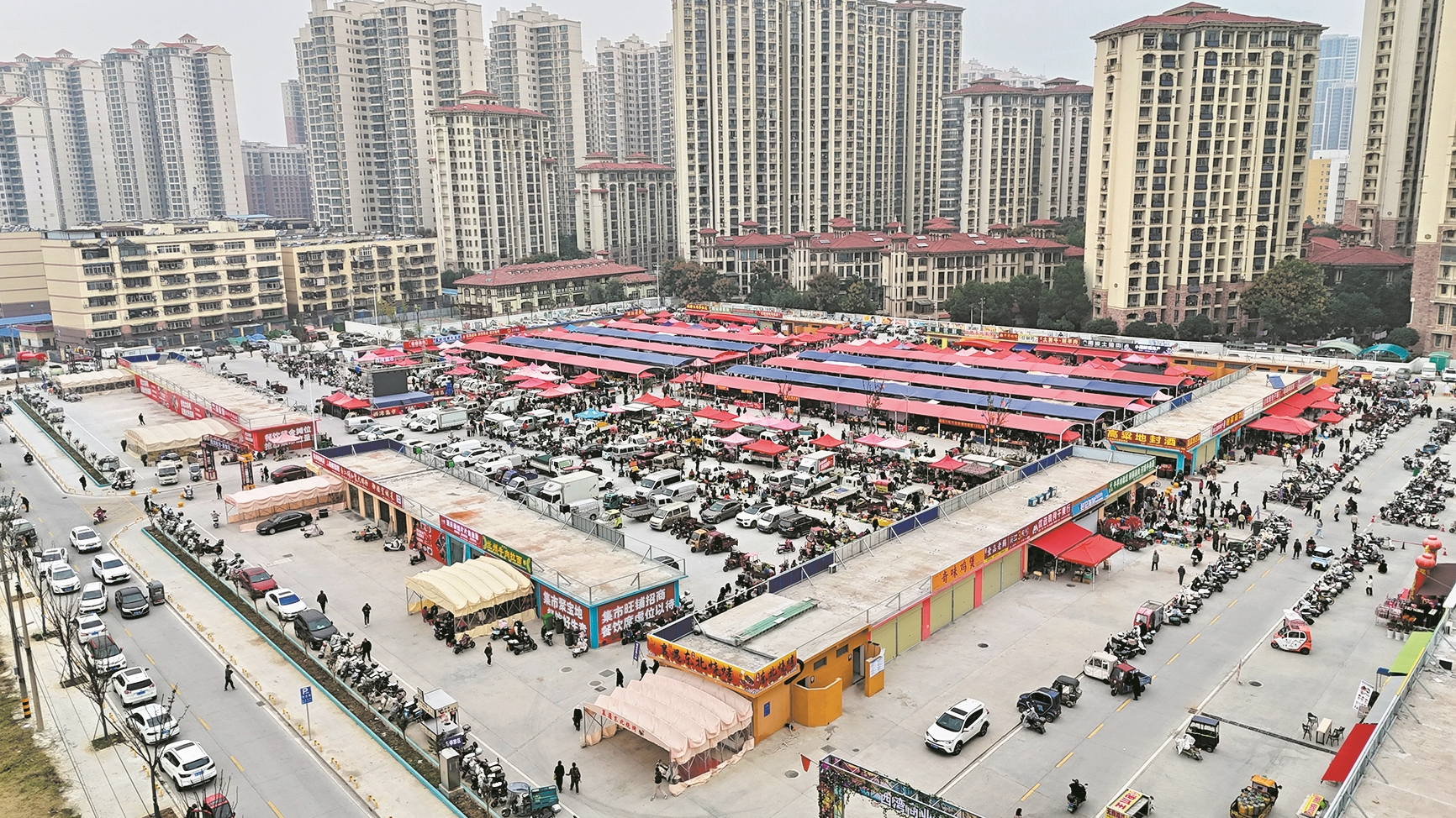 西湾集市全貌。 记者 张雪飞 刘自航 通讯员 黄松 摄