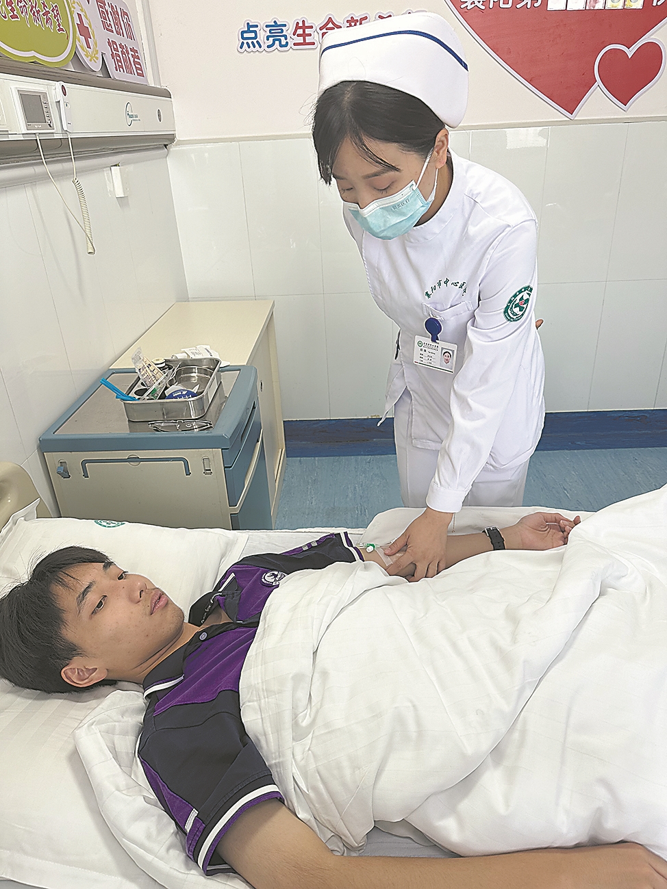 管博轩接受采集前检查