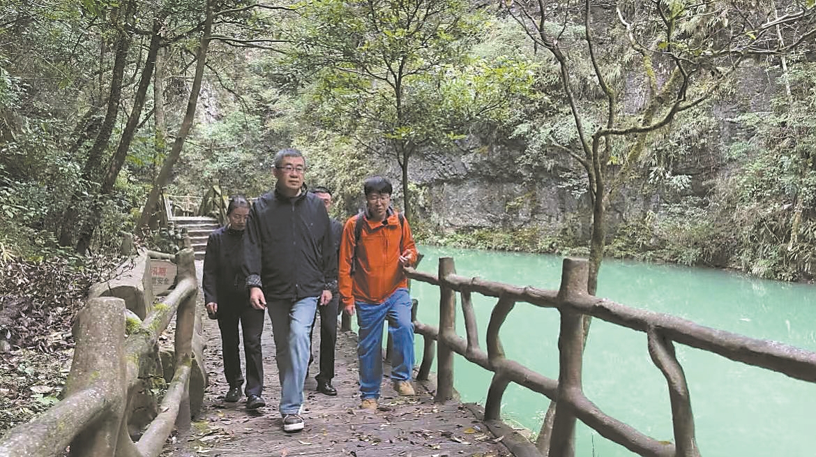 丁捷在保康尧治河村采风(市文联供图)