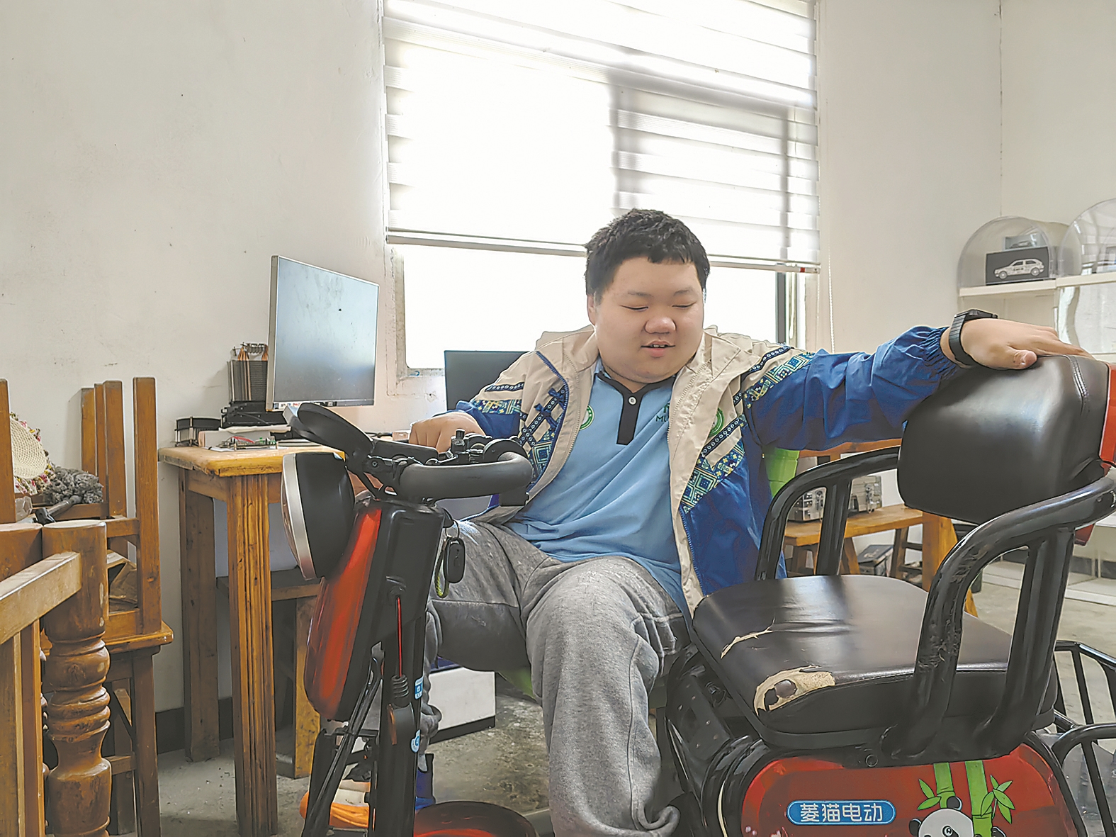 周轩锐和他的小型单座电动三轮车