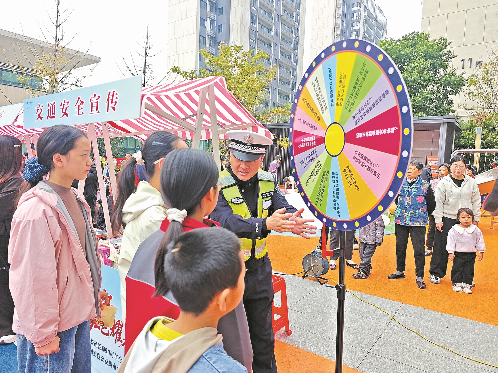 孩子们踊跃参与交通知识趣味转盘答题。记者 陈莉莉 通讯员 梁飞 张磊 摄